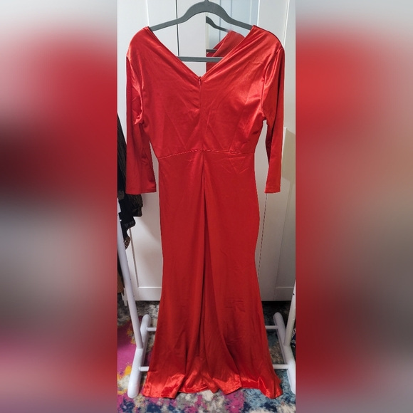 Red Gown/Dress, satin polyblend, very flattering, XL. - Picture 2 of 2
